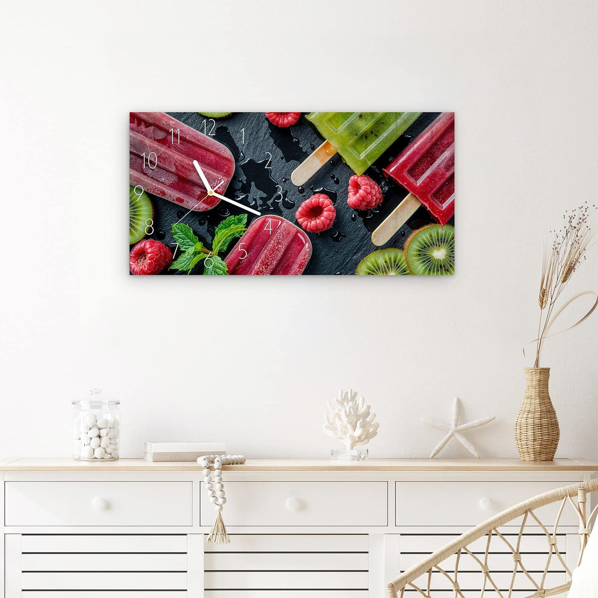 Wanduhr Frisches Eis am Stiel aus Glas – Querformat 60 × 30 cm – Fruchteis mit Kiwi auf Schiefer