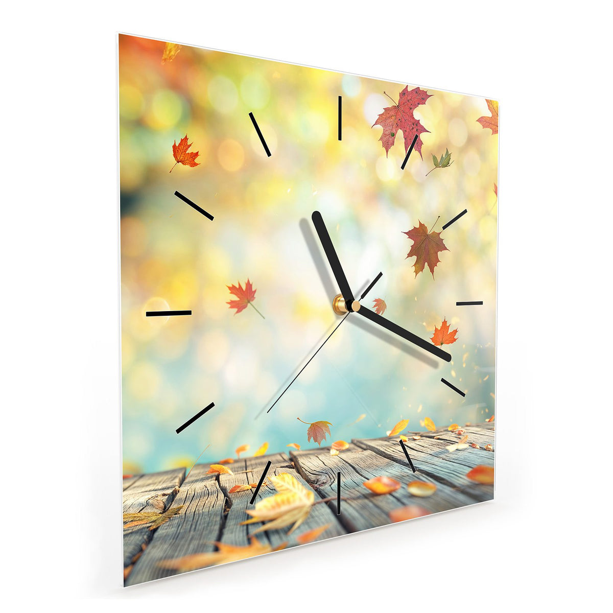 Quadratische Wanduhr aus Glas Herbstlaub auf Holz schräg von der Seite, 4 mm starkes Glas