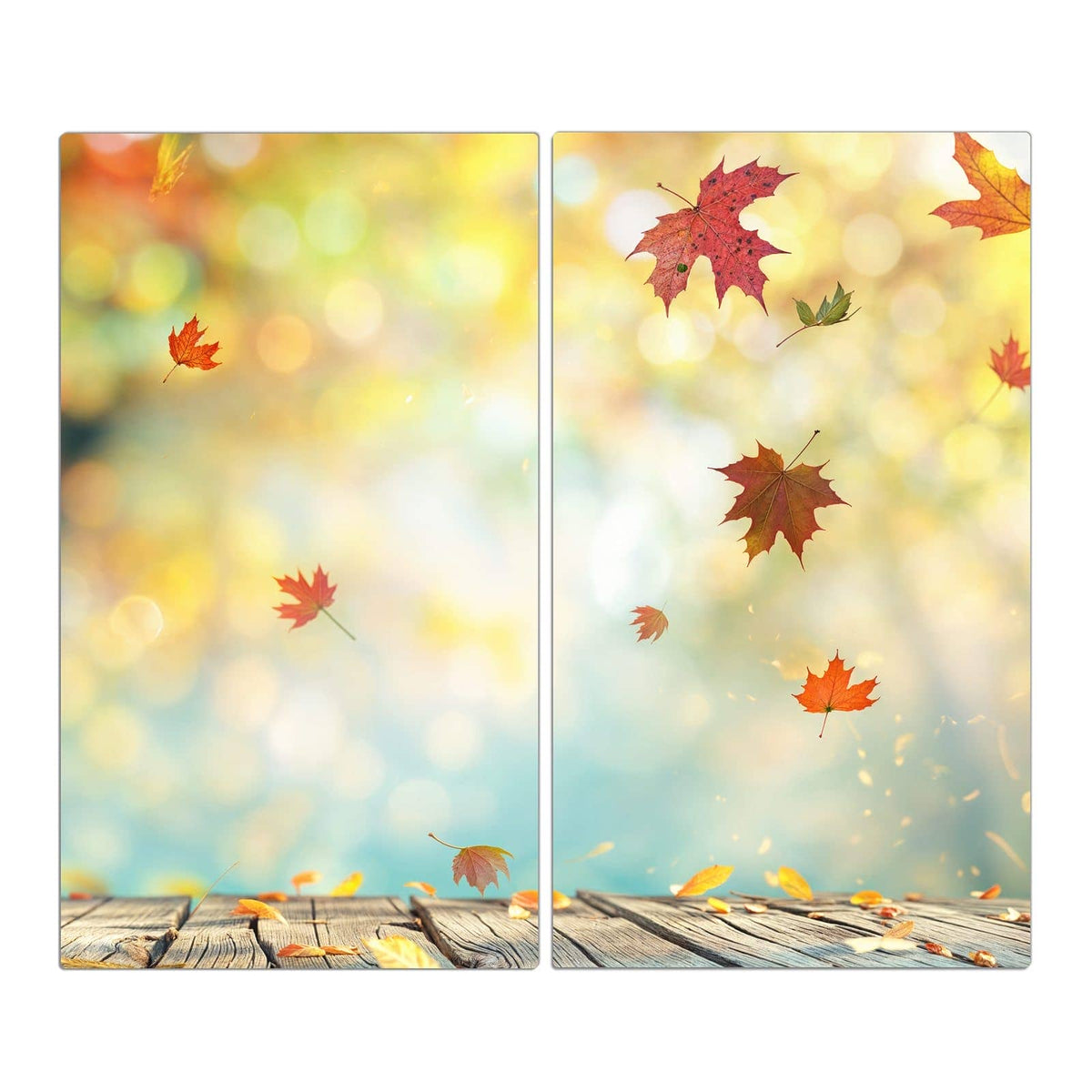 Fallende rote und gelbe Ahornblätter über grauen Holzdielen vor türkis-goldenem Bokeh