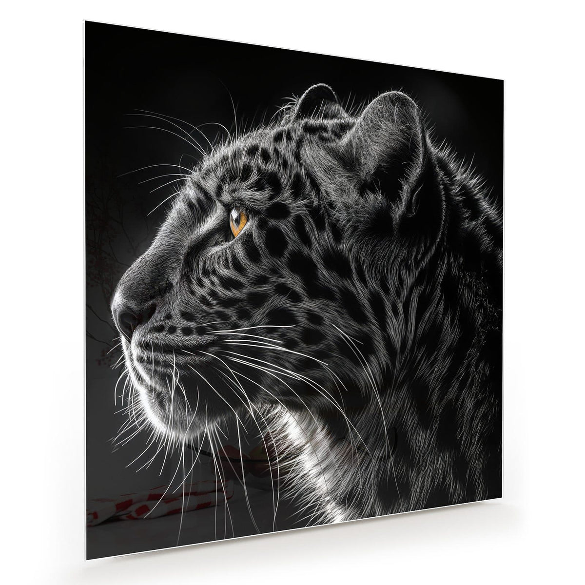 Fotorealistischer Leopardenkopf im Profil, schwarz-weiß, mit einem leuchtend goldenen Auge