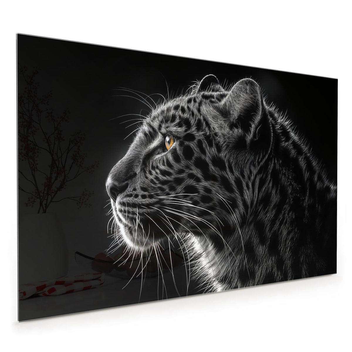 Küchenrückwand aus Glas im Hochformat: Fotorealistischer Leopardenkopf im Profil, schwarz-weiß, mit einem leuchtend goldenen Auge
