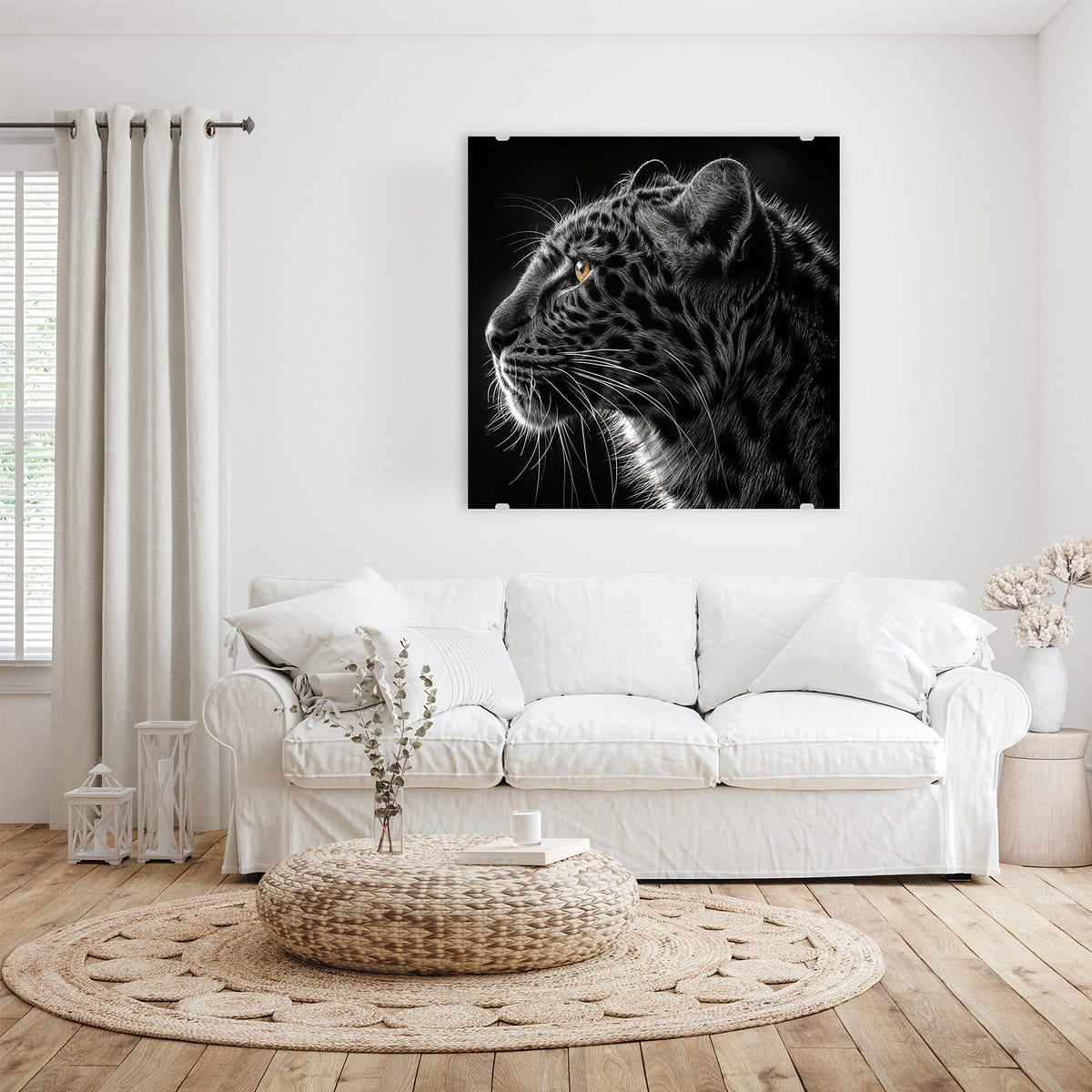 Fotorealistischer Leopardenkopf im Profil, schwarz-weiß, mit einem leuchtend goldenen Auge
