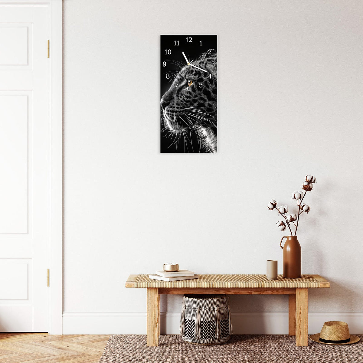 Moderne Wanduhr aus Glas mit Farbtiefe – Wanduhr Leopard Silhouette aus Glas – Hochformat 30 × 60 cm
