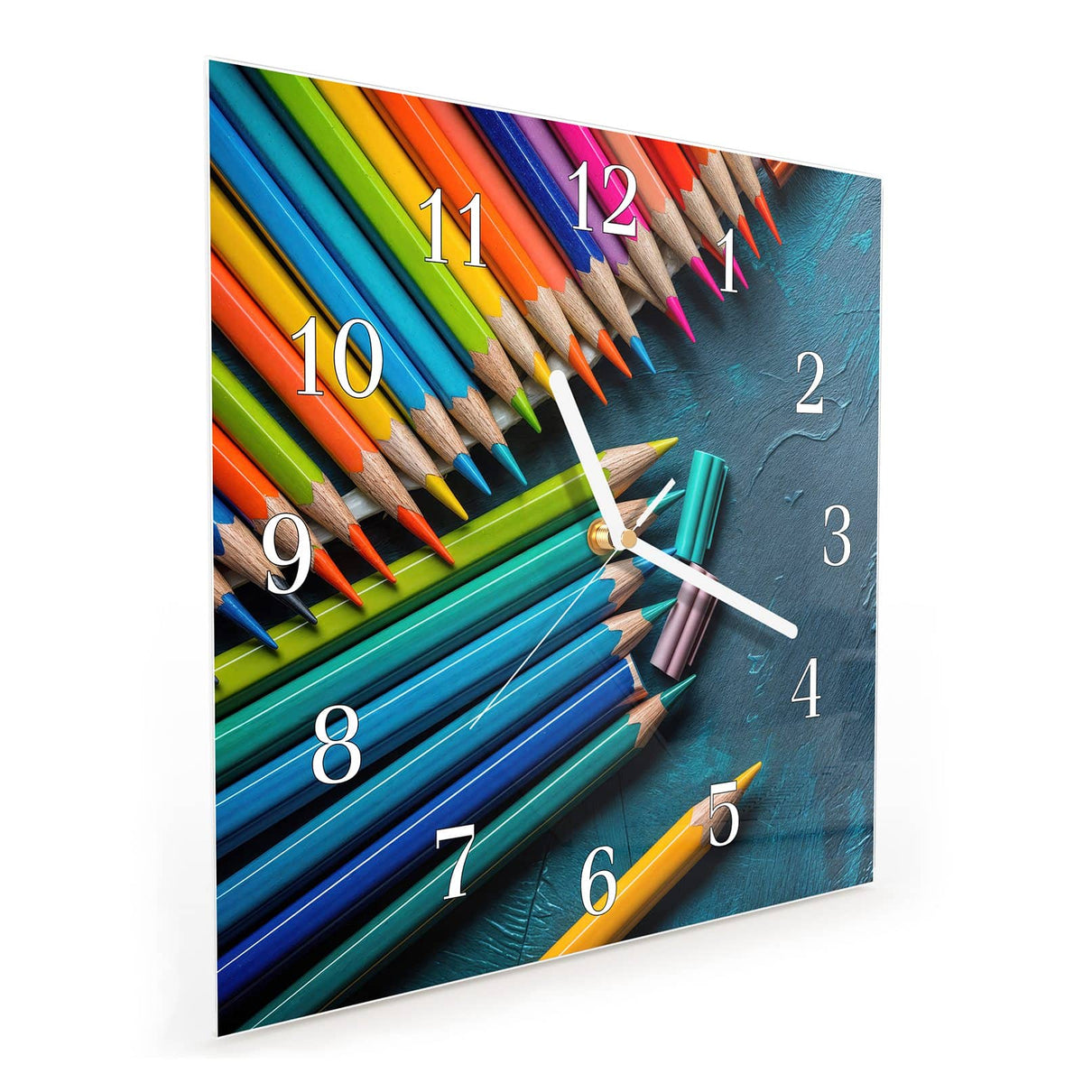 Quadratische Wanduhr aus Glas Buntstifte auf Türkis schräg von der Seite, 4 mm starkes Glas