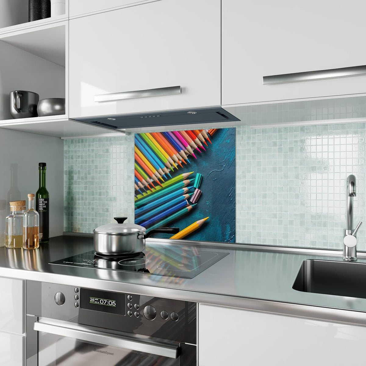 Küchenrückwand aus Glas Buntstifte auf Türkis im quadratischen Format als Spritzschutz hinter dem Kochfeld, über dem Fliesenspiegel montiert