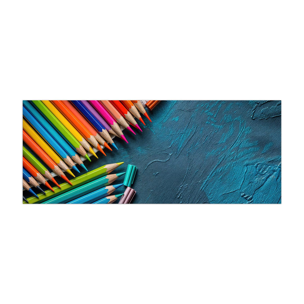 Küchenrückwand aus Glas Buntstifte auf Türkis im Hochformat, Motiv bildfüllend von vorn