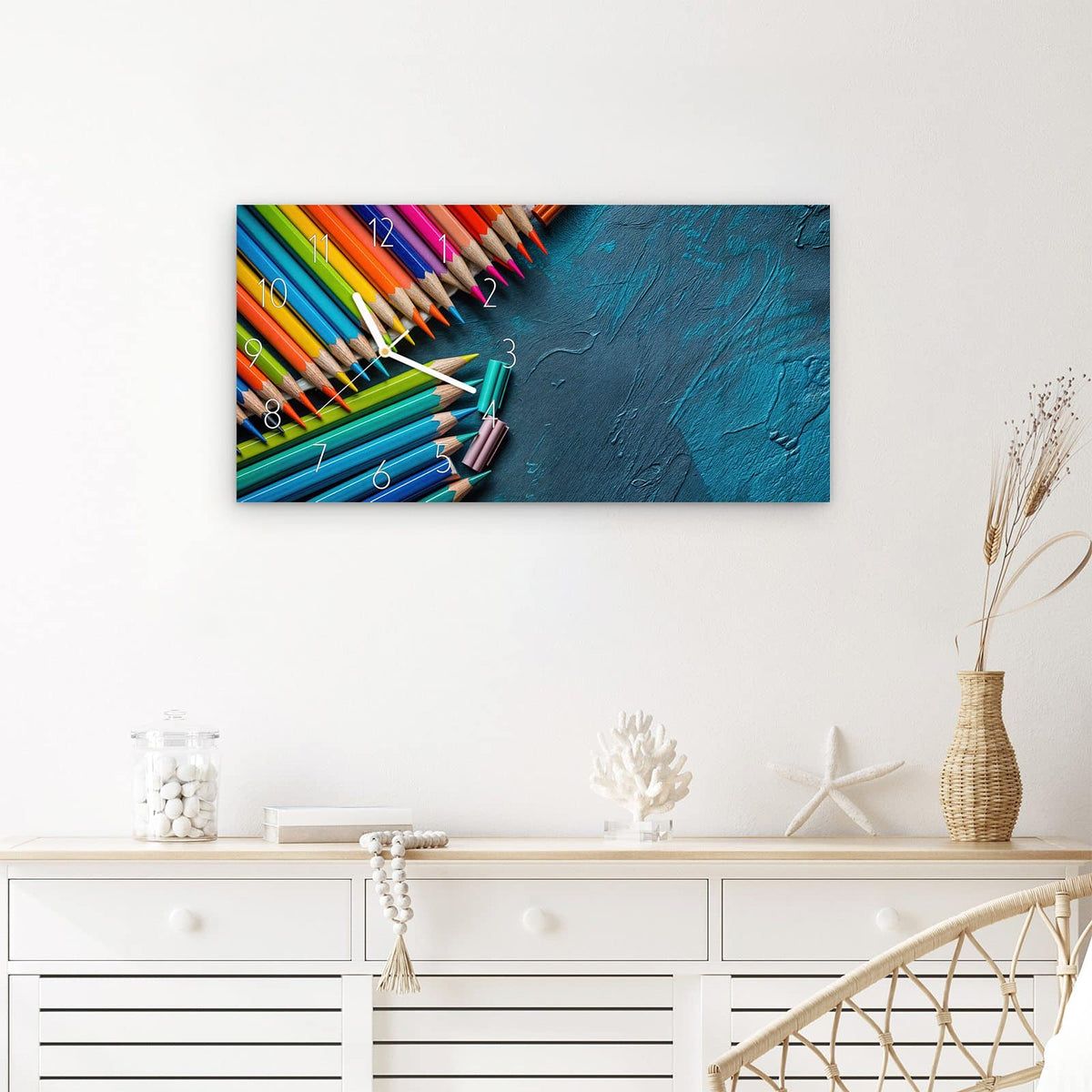 Wanduhr Buntstifte auf Holz aus Glas – Querformat 60 × 30 cm – Buntstifte auf türkisem Grund