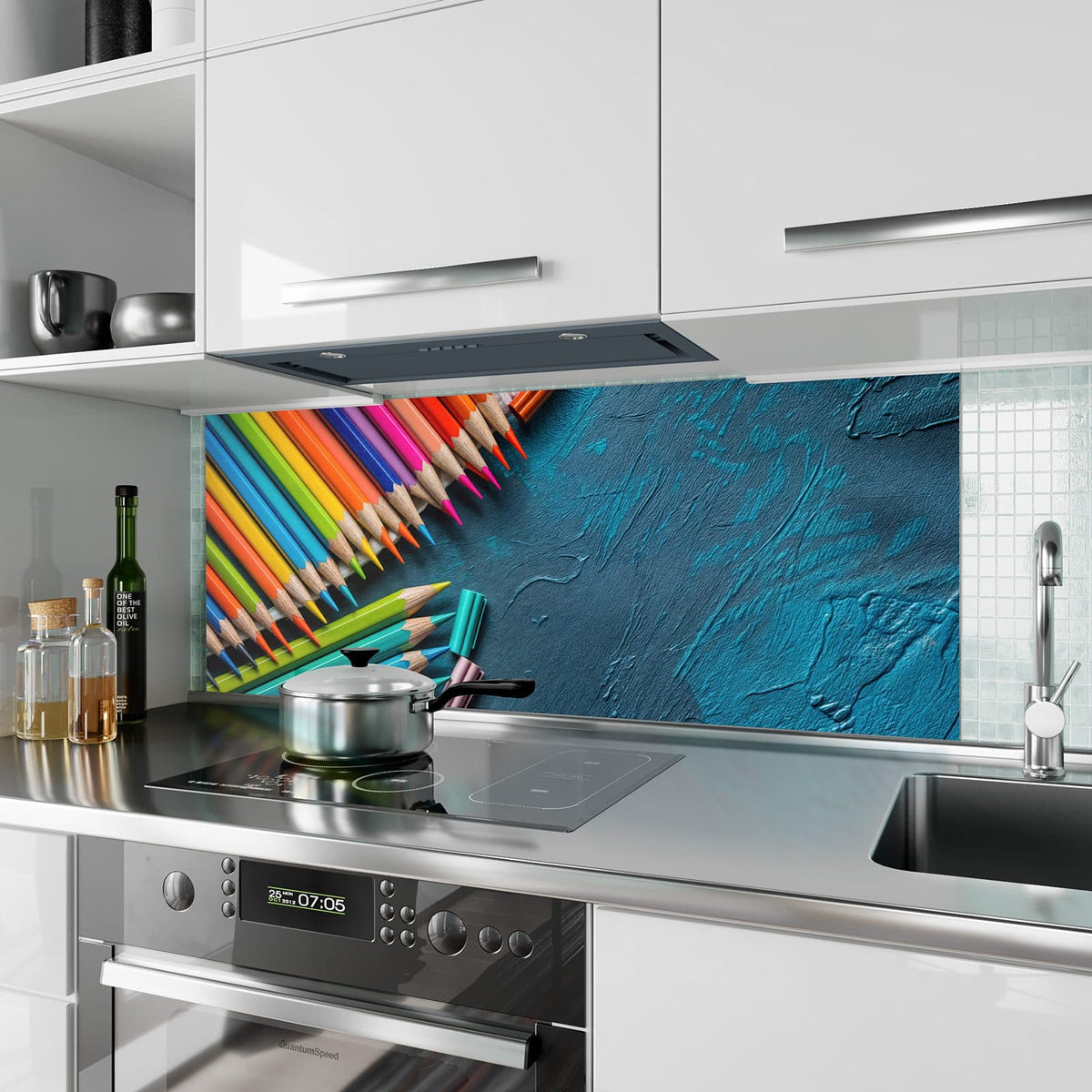 Küchenrückwand aus Glas Buntstifte auf Türkis im Hochformat als Spritzschutz hinter dem Kochfeld, über dem Fliesenspiegel montiert