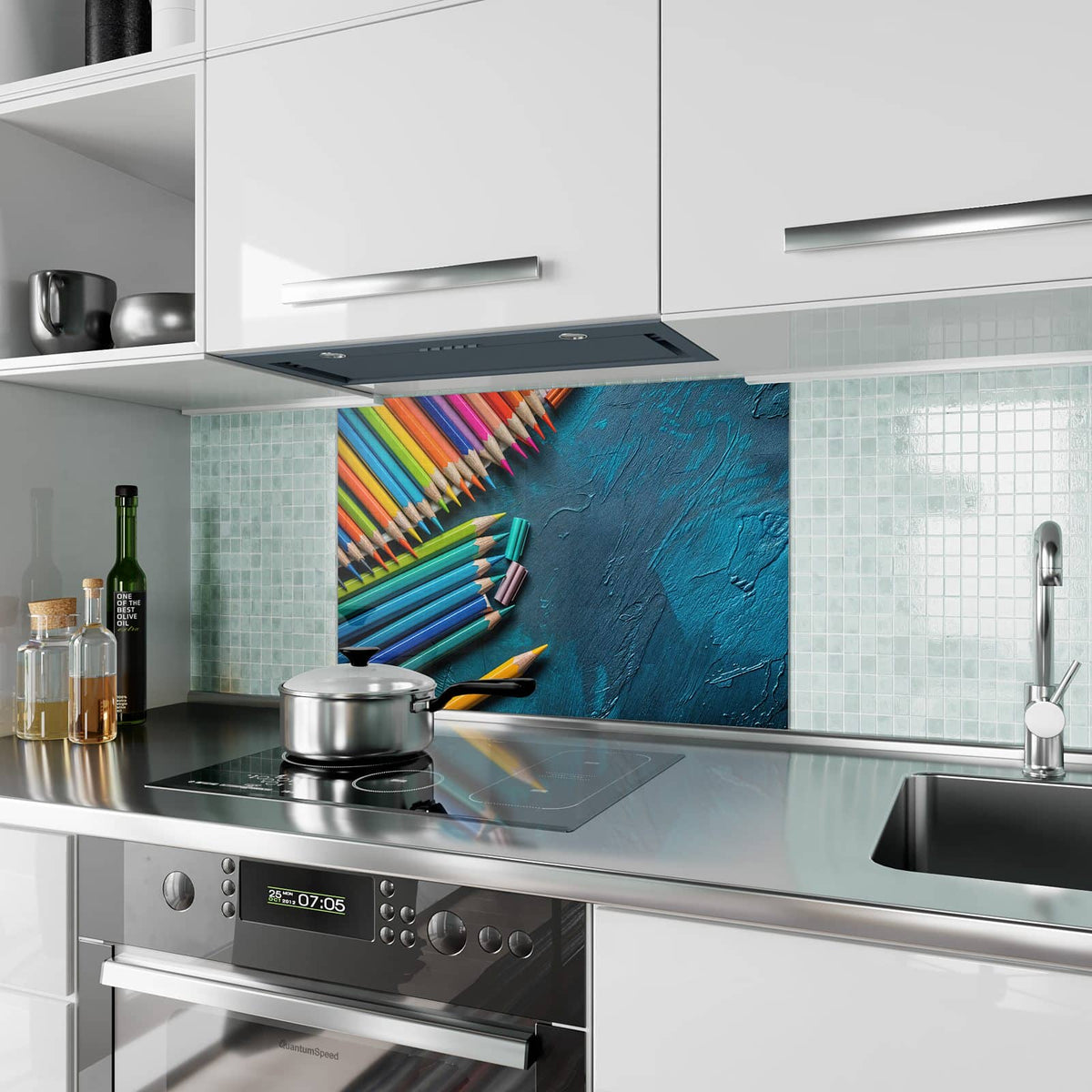 Küchenrückwand aus Glas Buntstifte auf Türkis im Hochformat als Spritzschutz hinter dem Kochfeld, über dem Fliesenspiegel montiert