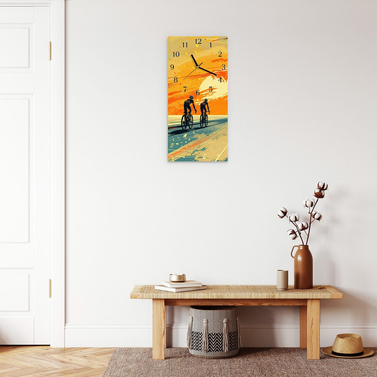 Moderne Wanduhr aus Glas mit Farbtiefe – Wanduhr Radfahrer Sonnenuntergang aus Glas – Hochformat 30 × 60 cm