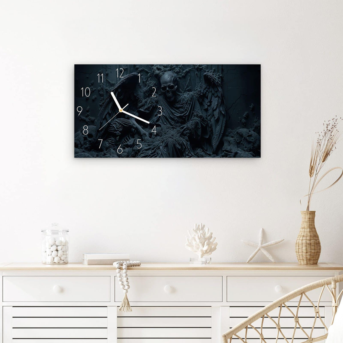 Wanduhr Skeletthüter aus Glas – Querformat 60 × 30 cm – Geflügeltes Skelett in Grau