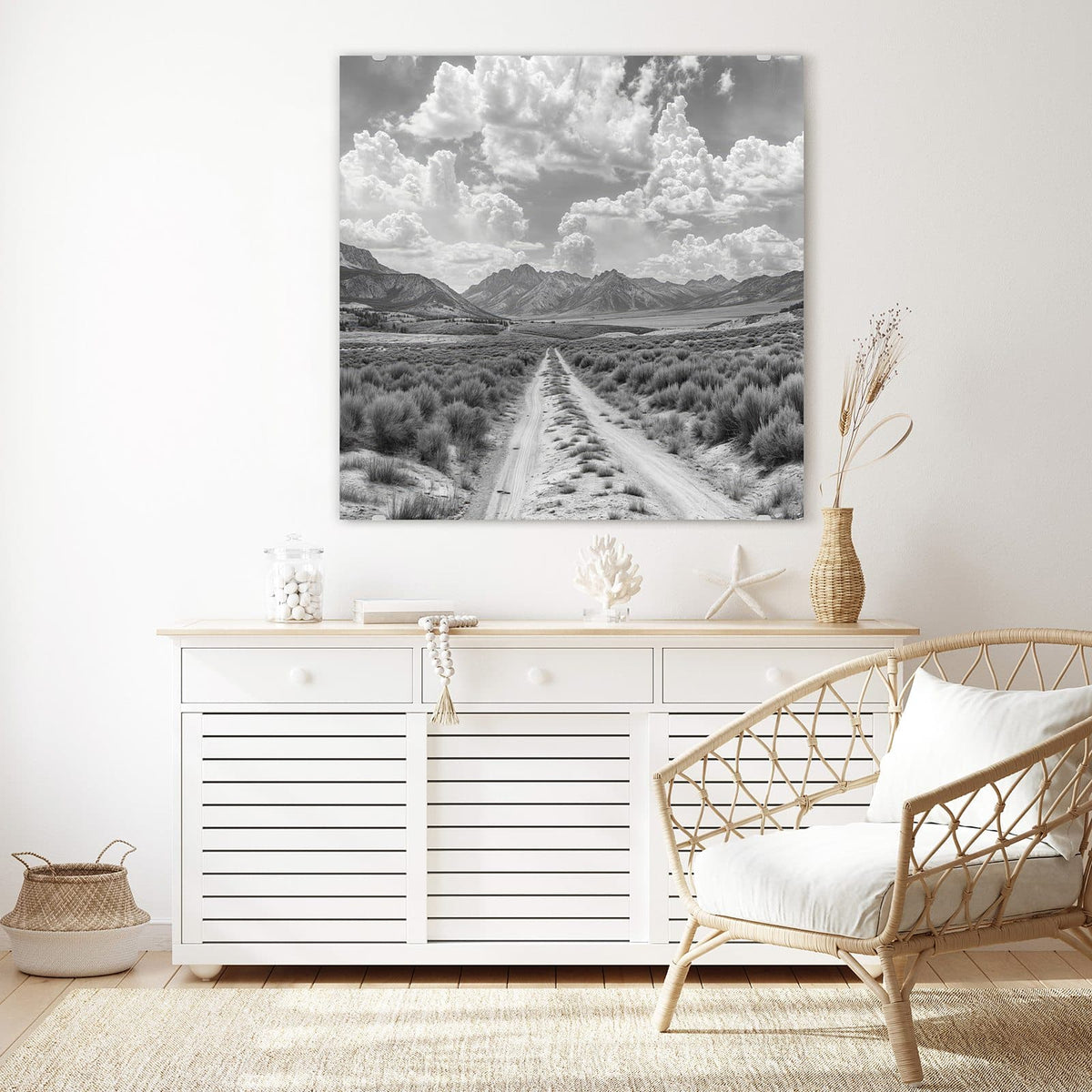 Glasbild Gebirgspanorama an der Wand – Schwarzweißer Feldweg durch Buschland auf eine Bergkette unter Quellwolken zu