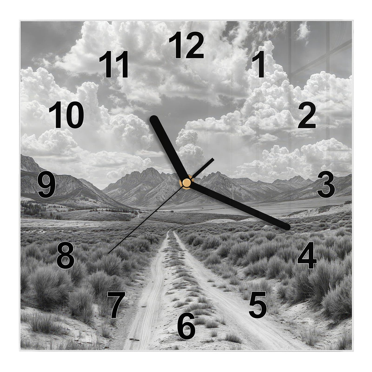 Wanduhr aus Glas, Ziffernblatt Modern mit Motiv Gebirgspanorama: Schwarzweißer Feldweg durch Buschland auf eine Bergkette unter Quellwolken zu #ziffernblatt_Modern