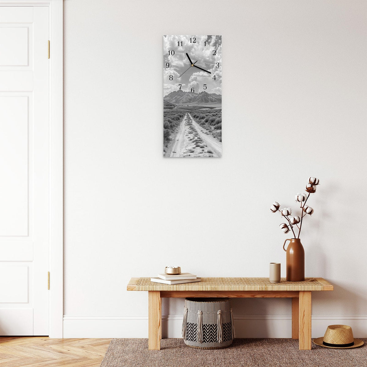 Moderne Wanduhr aus Glas mit Farbtiefe – Wanduhr Gebirgspanorama aus Glas – Hochformat 30 × 60 cm