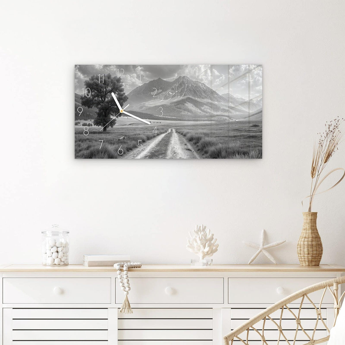 Wanduhr Berglandschaft Weg aus Glas – Querformat 60 × 30 cm – Einsamer Baum vor Bergkette