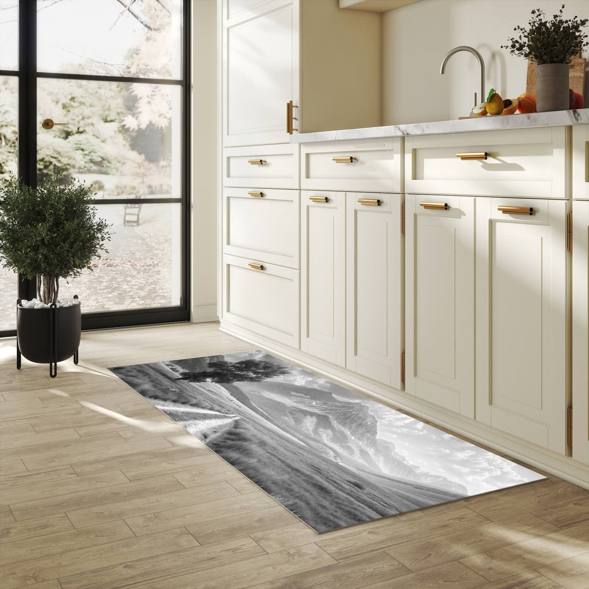 Feuchtigkeitsresistenter Küchenteppich mit Motiv Berglandschaft Weg in heller Küche