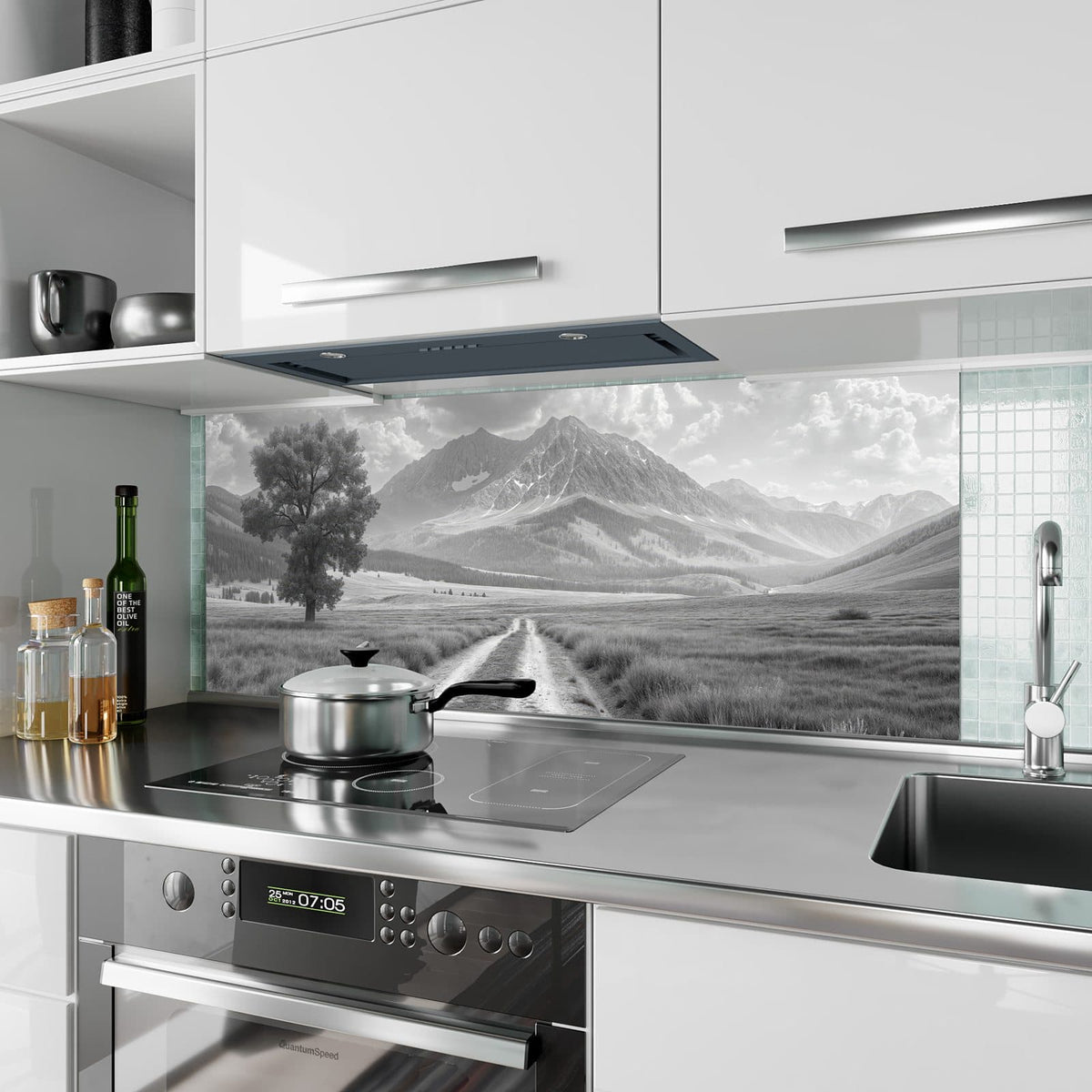 Küchenrückwand aus Glas Einsamer Baum vor Bergen im Hochformat als Spritzschutz hinter dem Kochfeld, über dem Fliesenspiegel montiert