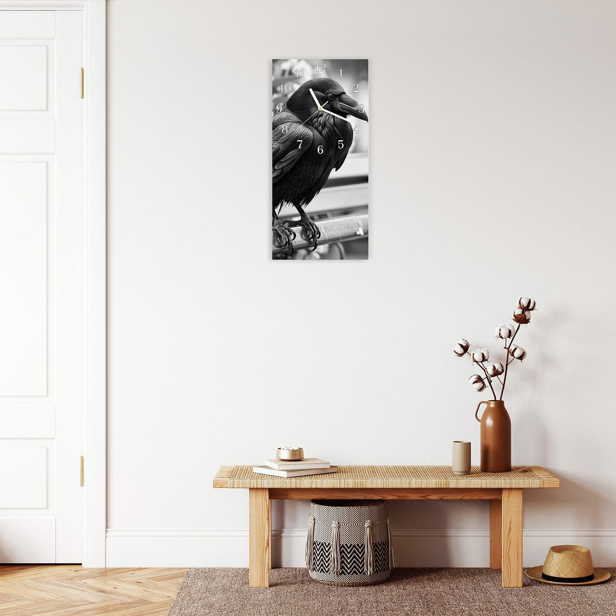 Moderne Wanduhr aus Glas mit Farbtiefe – Wanduhr Rabe auf Bank aus Glas – Hochformat 30 × 60 cm
