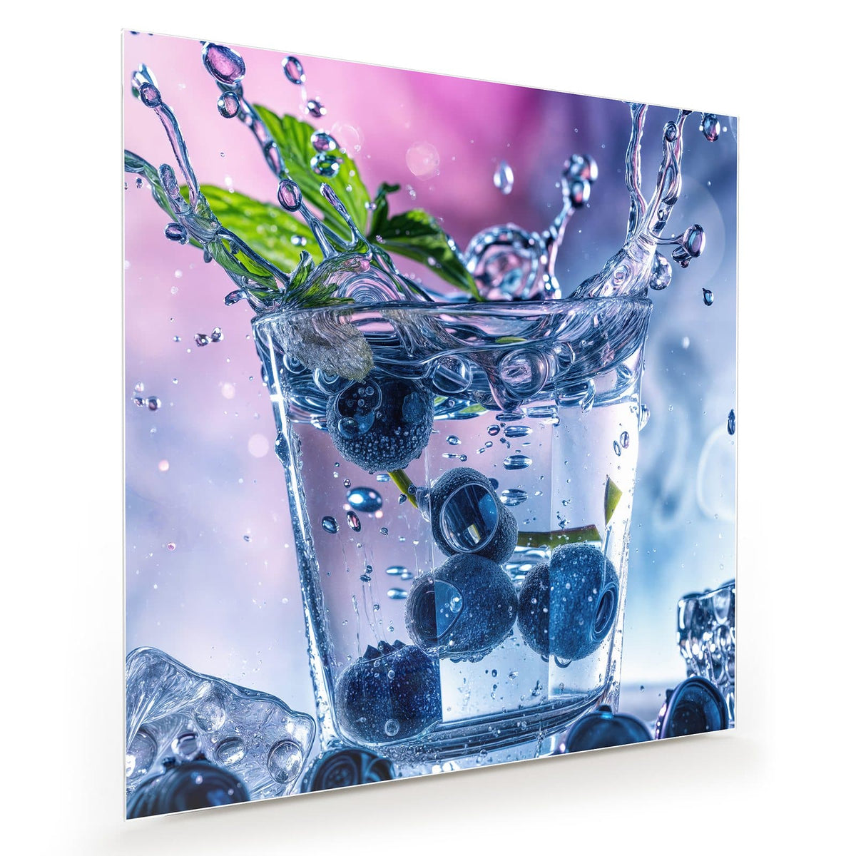 Glas Wasser mit hineinfallenden Blaubeeren, Minzzweig und hoher Spritzkrone vor rosa-blauem Grund.
