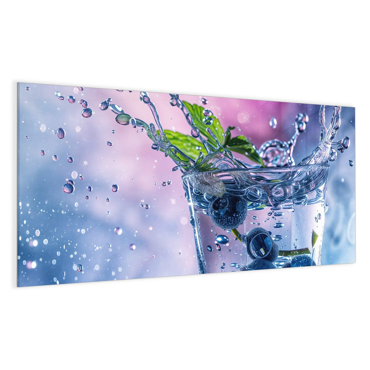 Glas Wasser mit hineinfallenden Blaubeeren, Minzzweig und hoher Spritzkrone vor rosa-blauem Grund.
