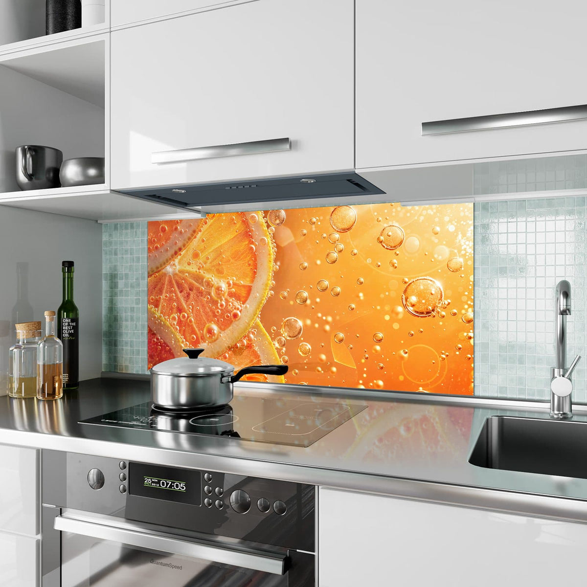 Küchenrückwand aus Glas Orangen im Sprudel im Hochformat als Spritzschutz hinter dem Kochfeld, über dem Fliesenspiegel montiert