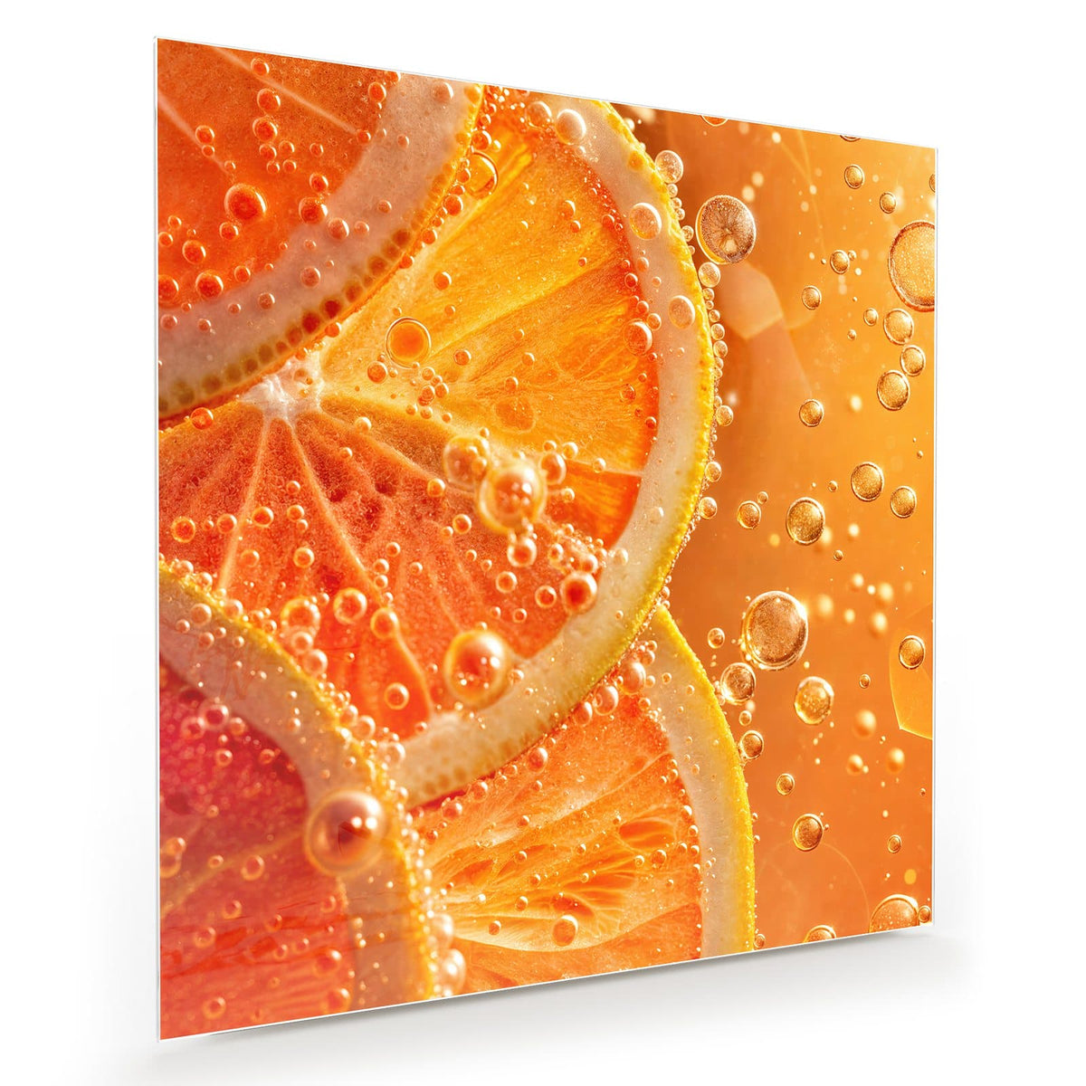 Orangen- und Blutorangenscheiben in sprudelnder orangener Flüssigkeit