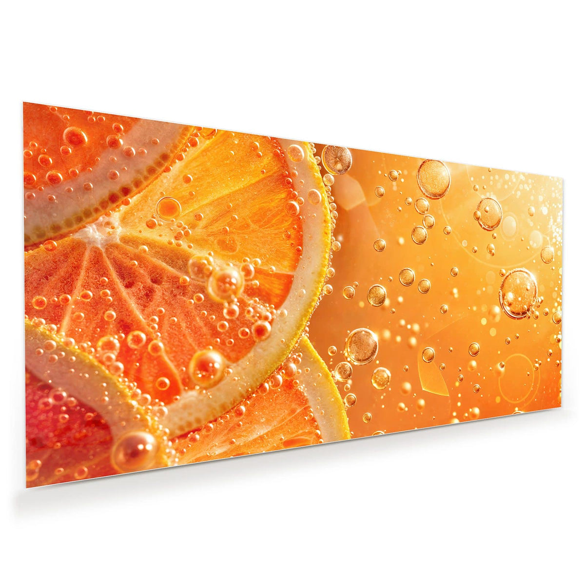 Orangen- und Blutorangenscheiben in sprudelnder orangener Flüssigkeit