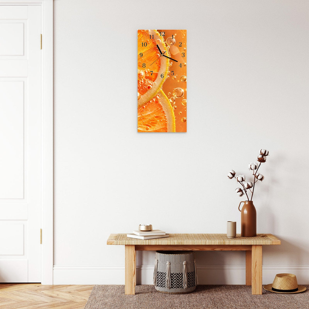 Moderne Wanduhr aus Glas mit Farbtiefe – Wanduhr Spritzige Orange aus Glas – Hochformat 30 × 60 cm