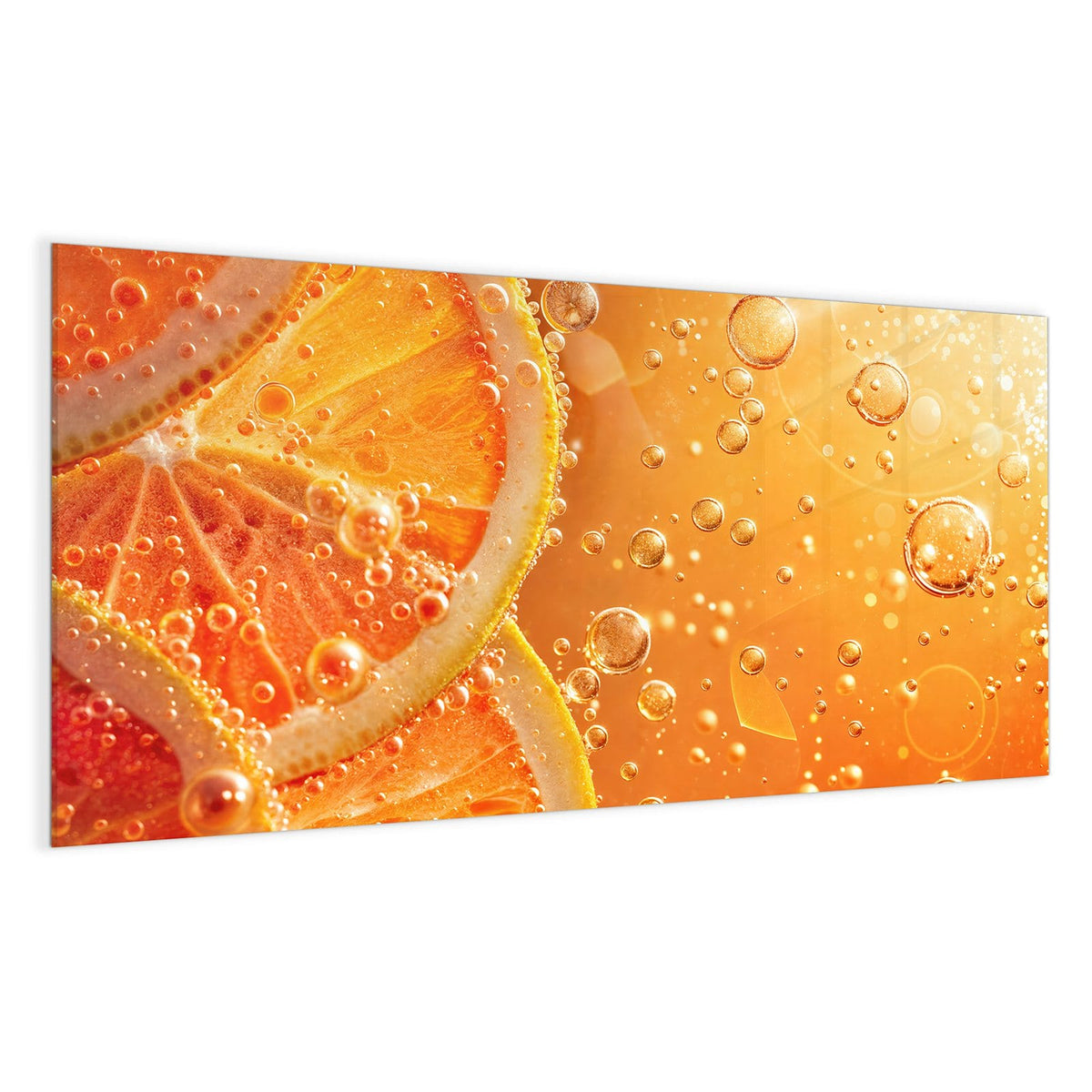 Orangen- und Blutorangenscheiben in sprudelnder orangener Flüssigkeit