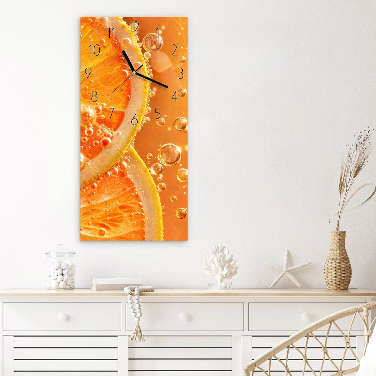 Wanduhr Spritzige Orange aus Glas – Hochformat 30 × 60 cm – Orangenscheiben im Sprudel