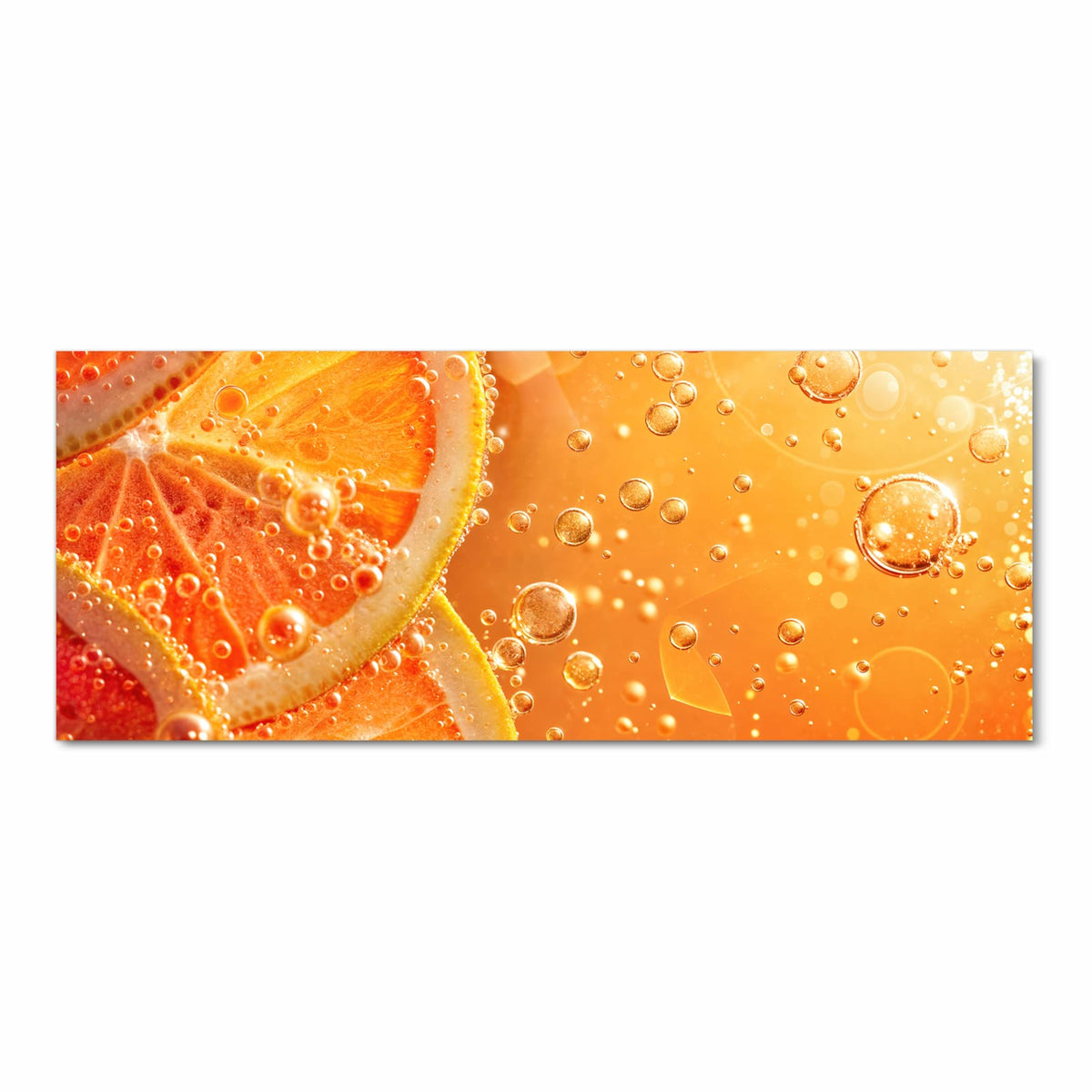 Orangen- und Blutorangenscheiben in sprudelnder orangener Flüssigkeit