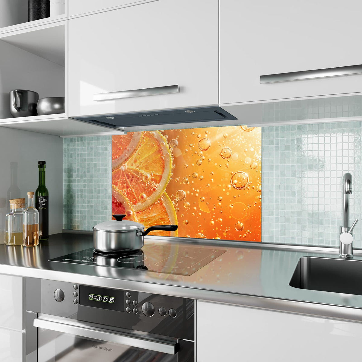 Küchenrückwand aus Glas Orangen im Sprudel im Hochformat als Spritzschutz hinter dem Kochfeld, über dem Fliesenspiegel montiert