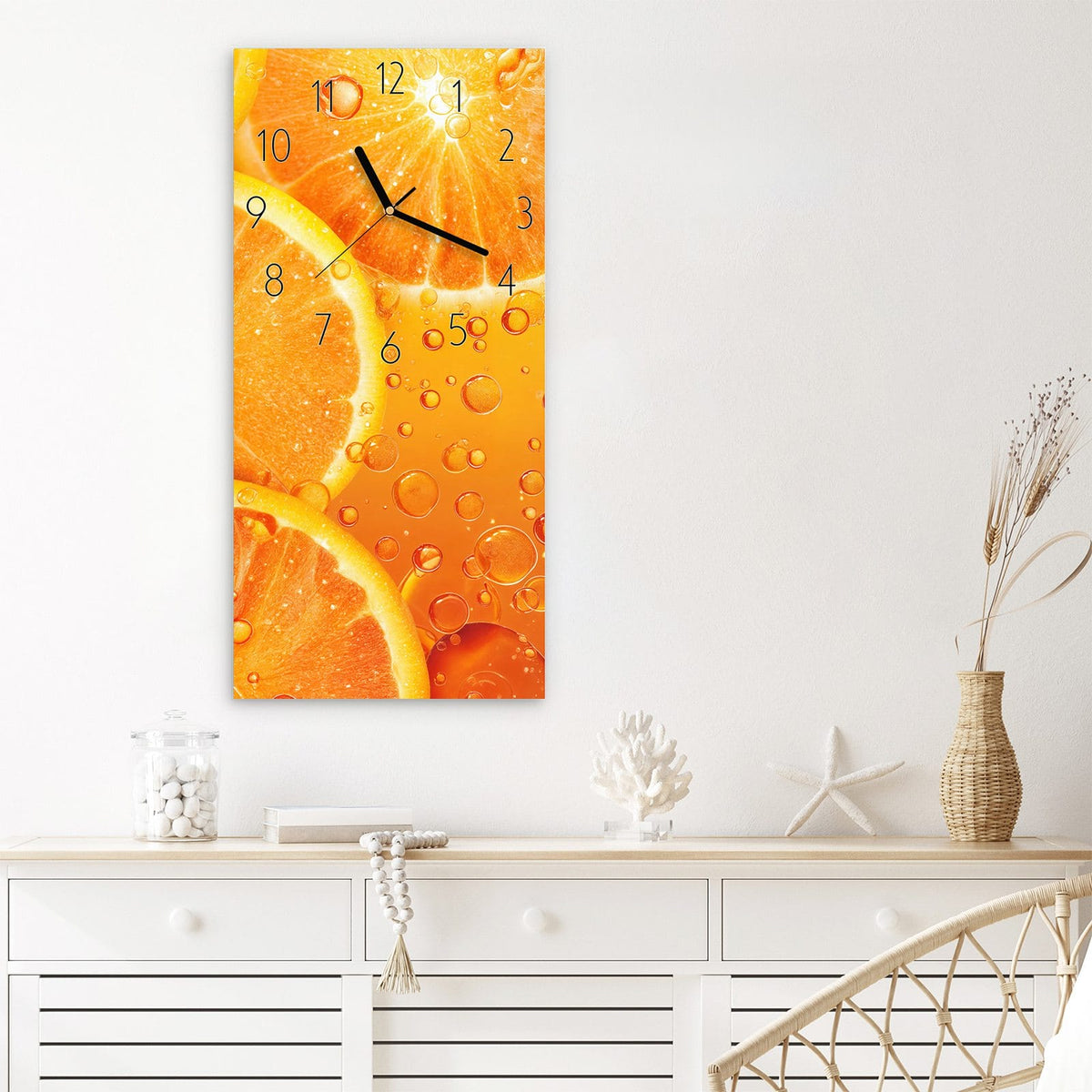 Wanduhr Erfrischende Orange aus Glas – Orangenscheiben mit feinen Bläschen