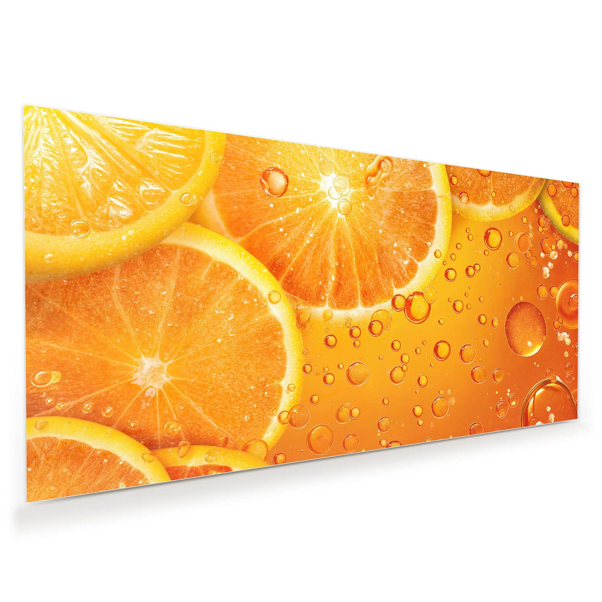 Orangenscheiben in orangefarbener Flüssigkeit voller aufsteigender Bläschen