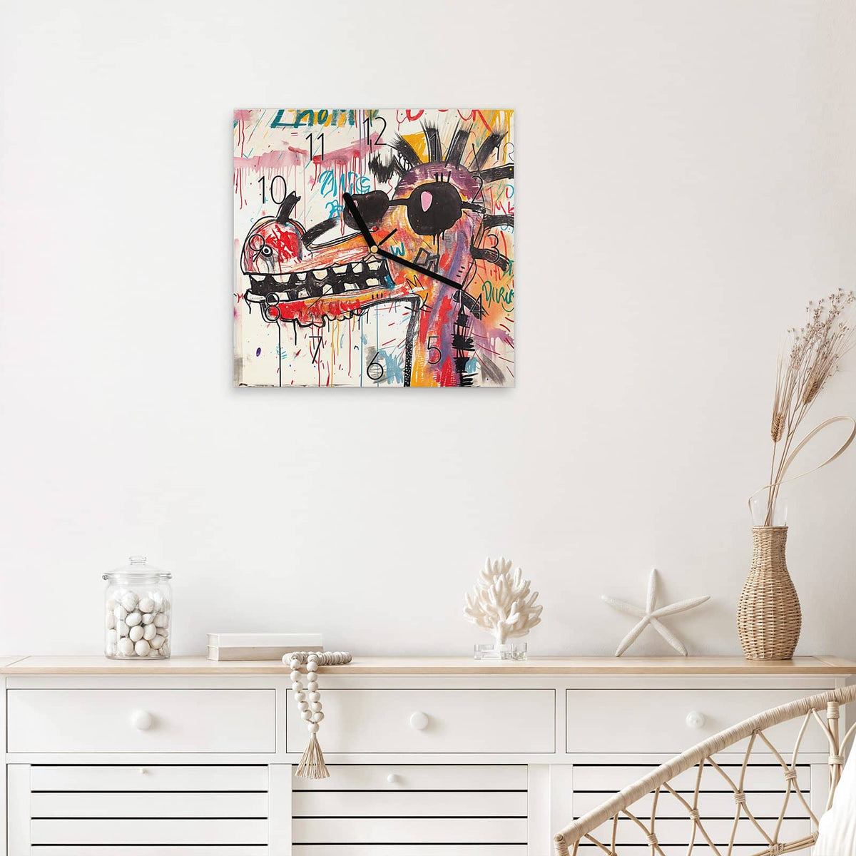 Quadratische Wanduhr aus Glas Graffiti-Monster mit Ziffernblatt Elegant über einem weißen Sideboard