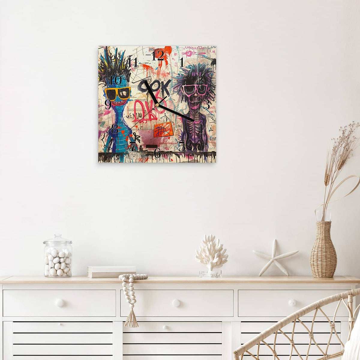 Quadratische Wanduhr aus Glas Graffiti-Figuren mit Ziffernblatt Klassisch über einem weißen Sideboard