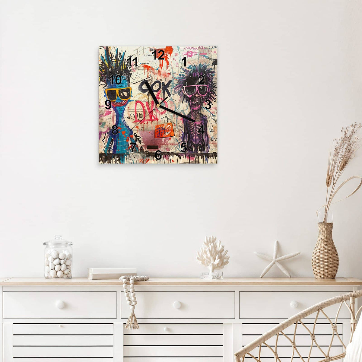 Quadratische Wanduhr aus Glas Graffiti-Figuren mit Ziffernblatt Modern über einem weißen Sideboard