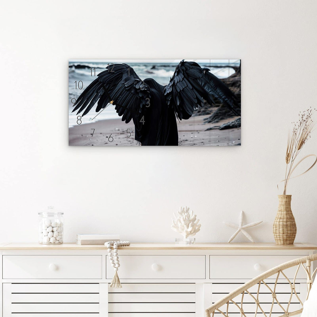 Wanduhr Geflügelter Wanderer aus Glas – Querformat 60 × 30 cm – Schwarzer Engel am Strand