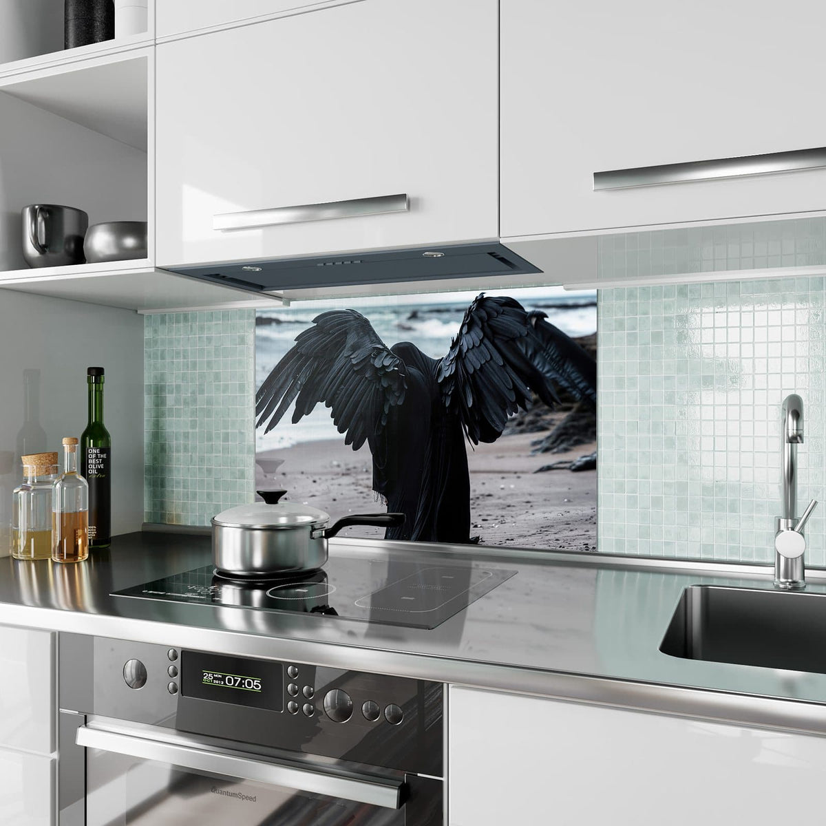 Küchenrückwand aus Glas Schwarzer Engel im Hochformat als Spritzschutz hinter dem Kochfeld, über dem Fliesenspiegel montiert