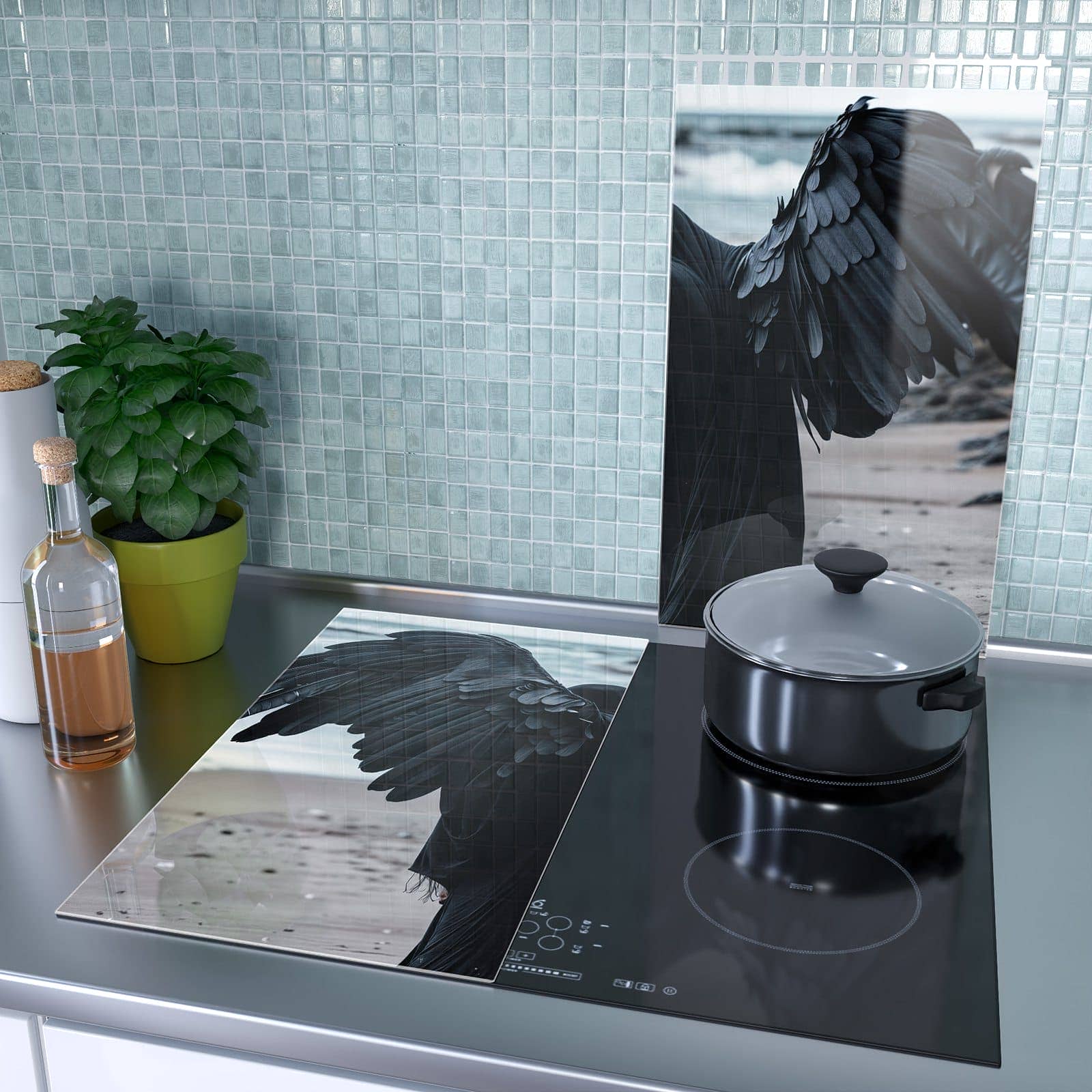 2-teilige Herdabdeckplatte mit Geflügelter Wanderer-Motiv als Spritzschutz hinter dem Kochfeld