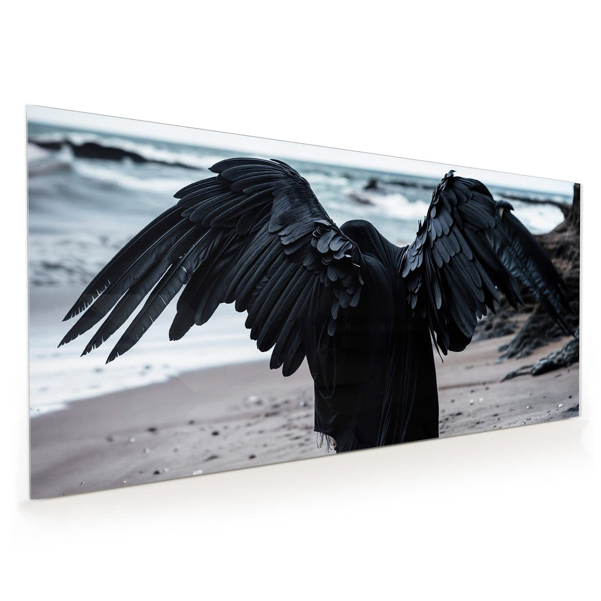 Küchenrückwand aus Glas im Hochformat mit Motiv Schwarzer Engel: Schwarz verhüllte Gestalt mit weit ausgebreiteten schwarzen Flügeln von hinten am Strand