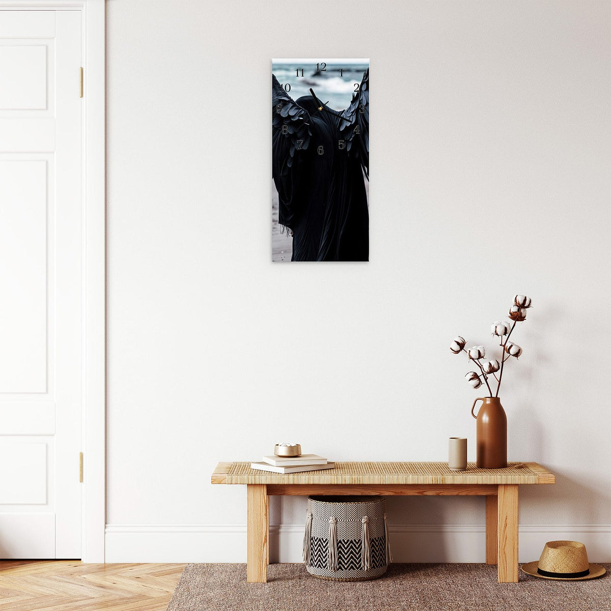 Moderne Wanduhr aus Glas mit Farbtiefe – Wanduhr Geflügelter Wanderer aus Glas – Hochformat 30 × 60 cm