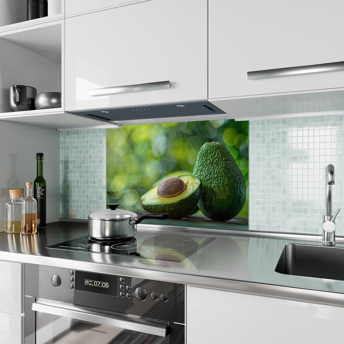 Küchenrückwand aus Glas Halbierte Avocado im Hochformat als Spritzschutz hinter dem Kochfeld, über dem Fliesenspiegel montiert