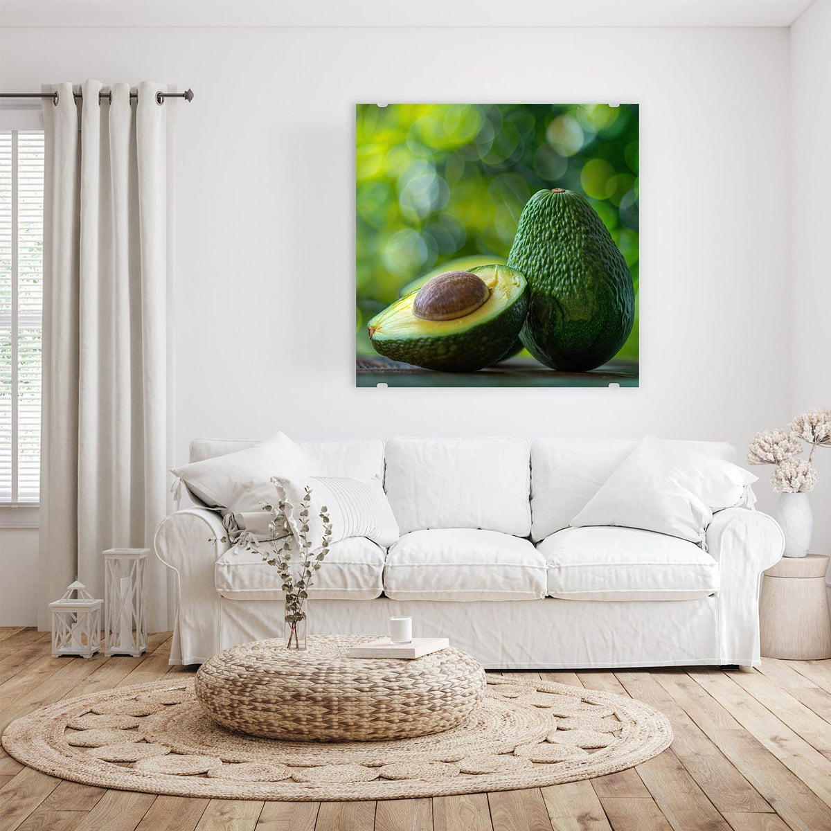 Halbierte Avocado mit Kern vor einer ganzen Avocado, grünes Bokeh im Hintergrund