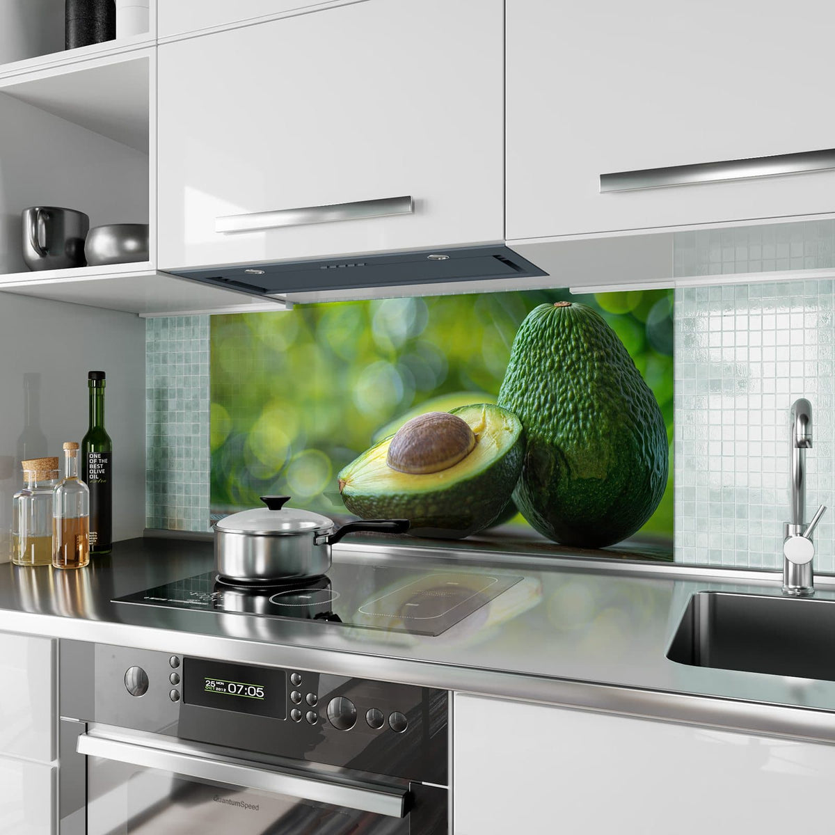 Küchenrückwand aus Glas Halbierte Avocado im Hochformat als Spritzschutz hinter dem Kochfeld, über dem Fliesenspiegel montiert