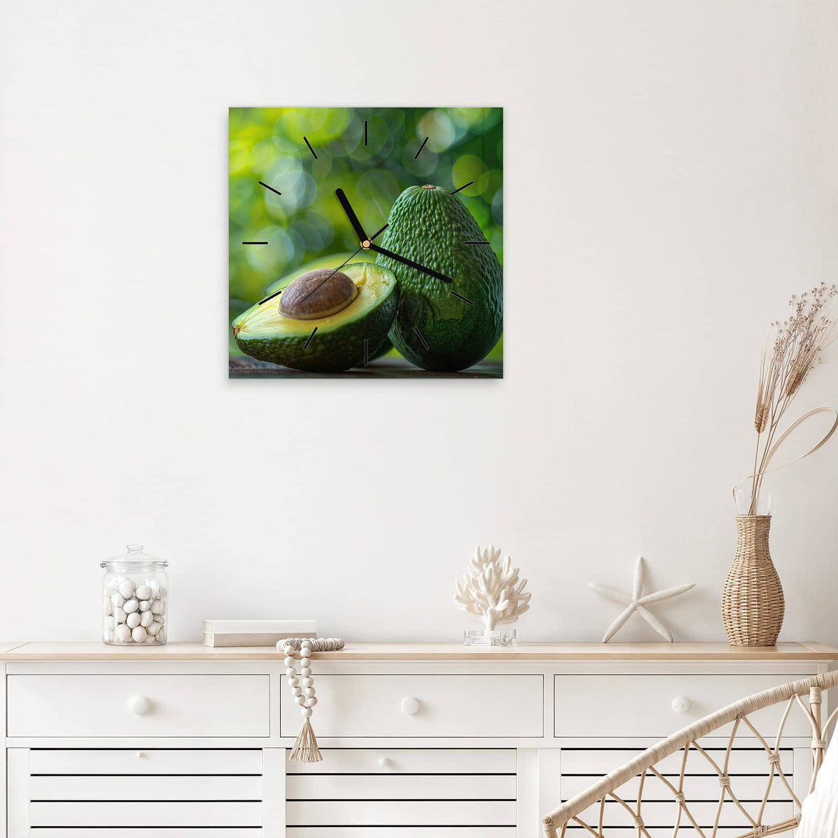 Quadratische Wanduhr aus Glas Halbierte Avocado mit Ziffernblatt Linie über einem weißen Sideboard