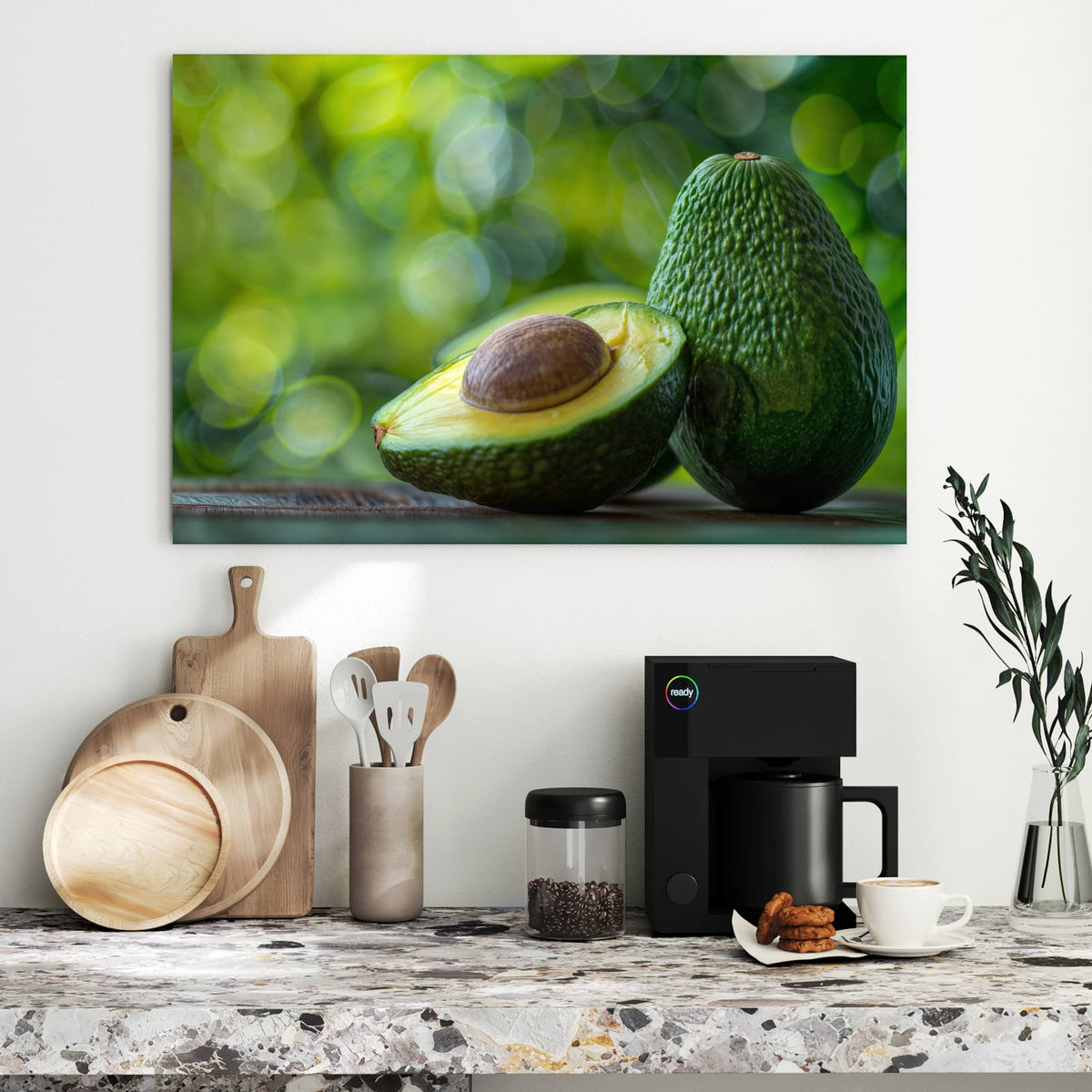 Halbierte Avocado mit Kern vor einer ganzen Avocado, grünes Bokeh im Hintergrund