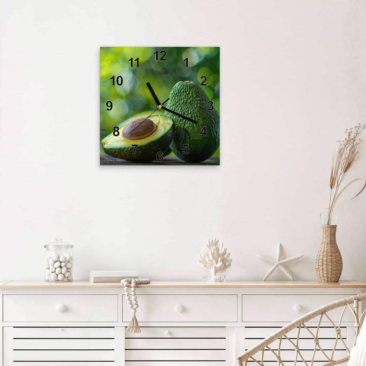 Quadratische Wanduhr aus Glas Halbierte Avocado mit Ziffernblatt Modern über einem weißen Sideboard