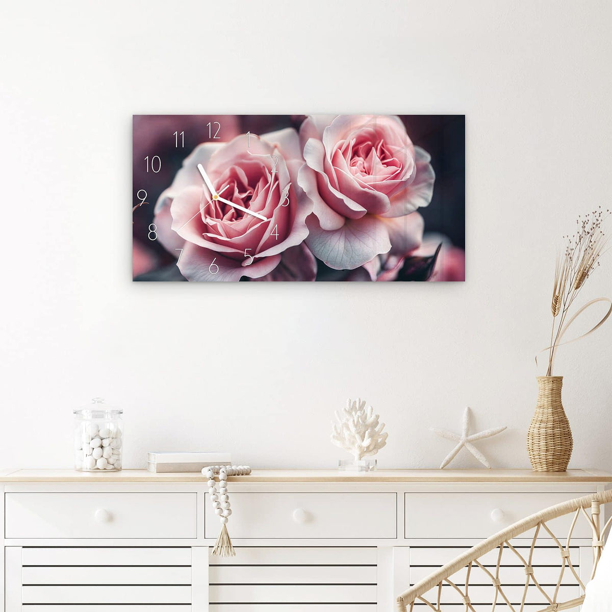 Wanduhr Rosenblüten Duo aus Glas – Querformat 60 × 30 cm – Zartrosa Rosen vor dunklem Grund