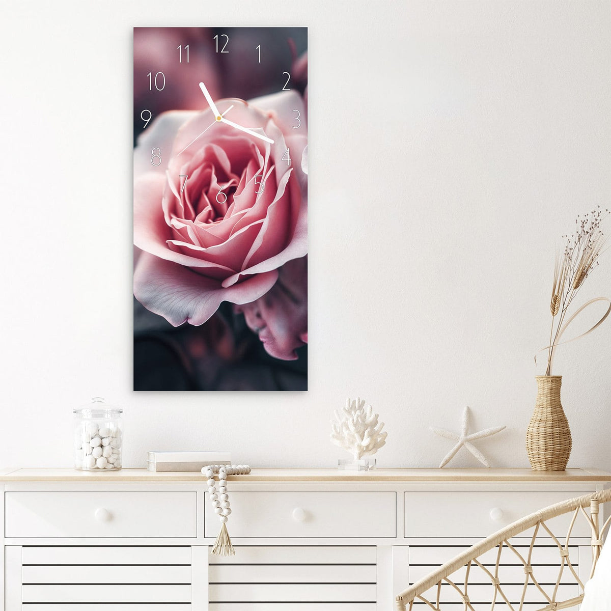 Wanduhr Rosenblüten Duo aus Glas – Hochformat 30 × 60 cm – Zartrosa Rosen vor dunklem Grund